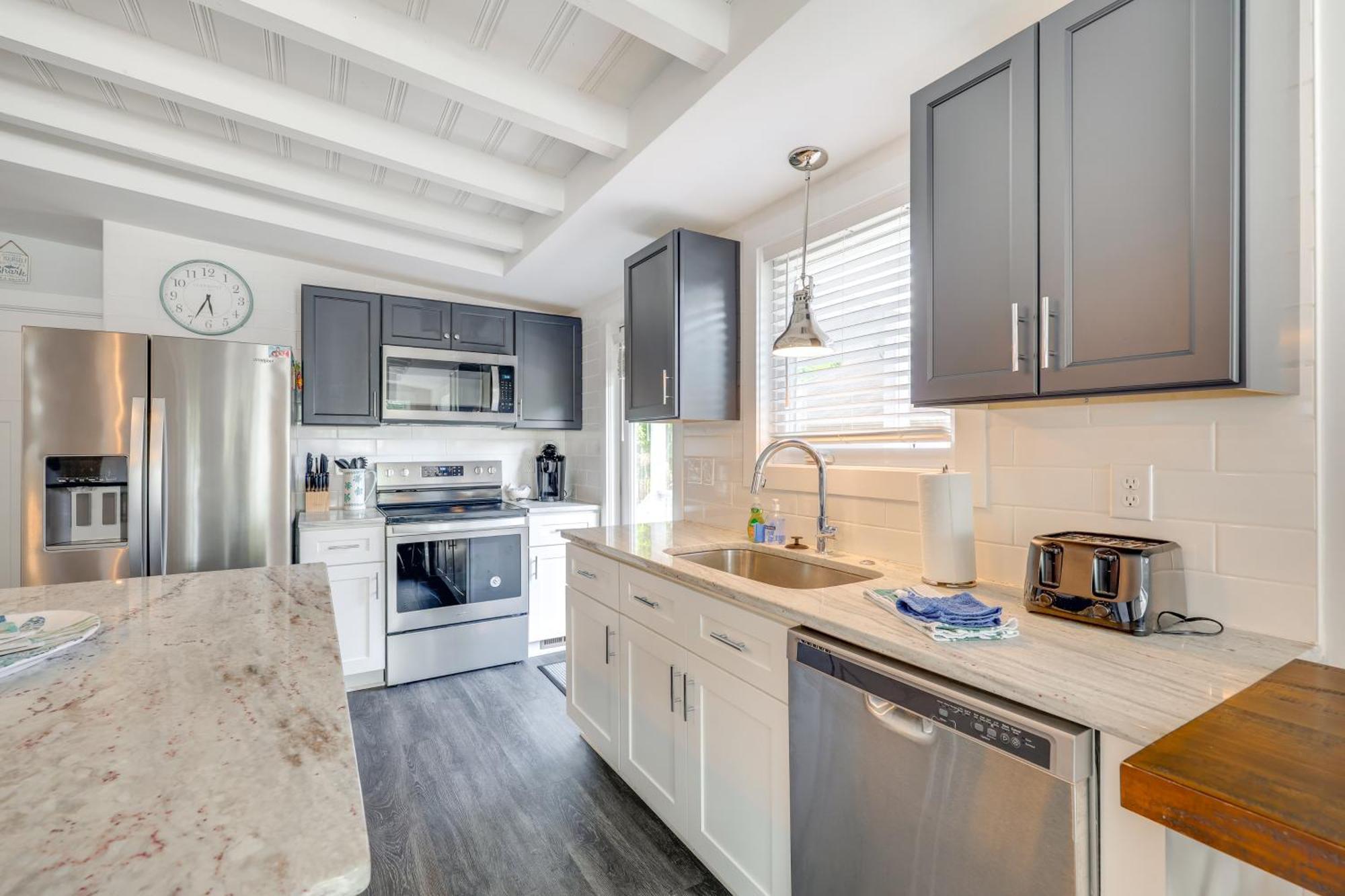 Modern Oak Island Escape 1 Mile To Long Beach! Exterior photo