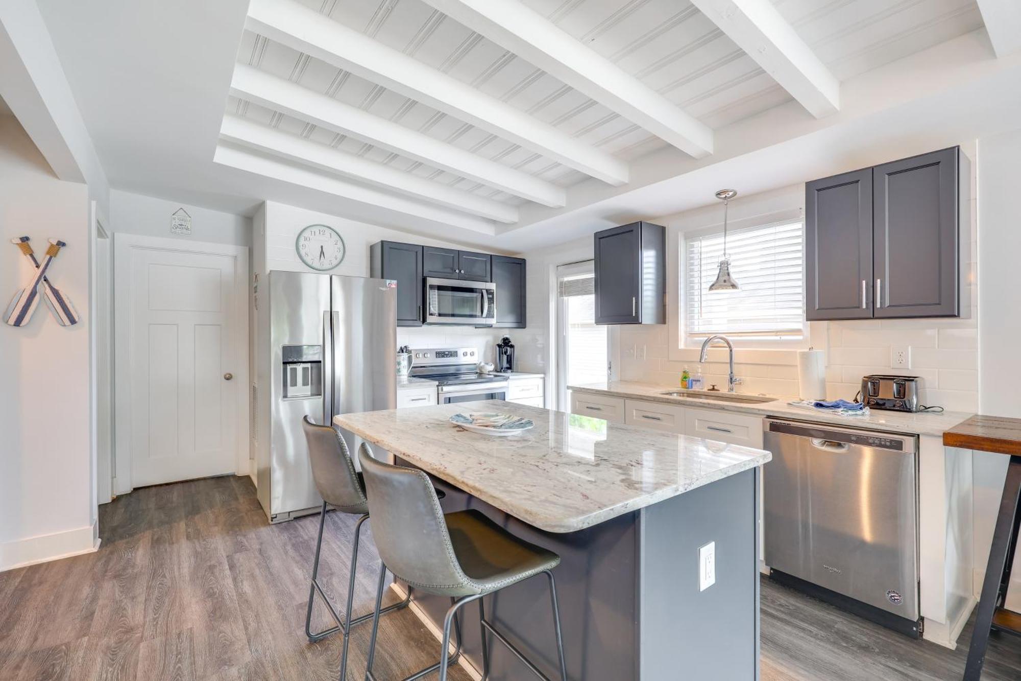 Modern Oak Island Escape 1 Mile To Long Beach! Exterior photo