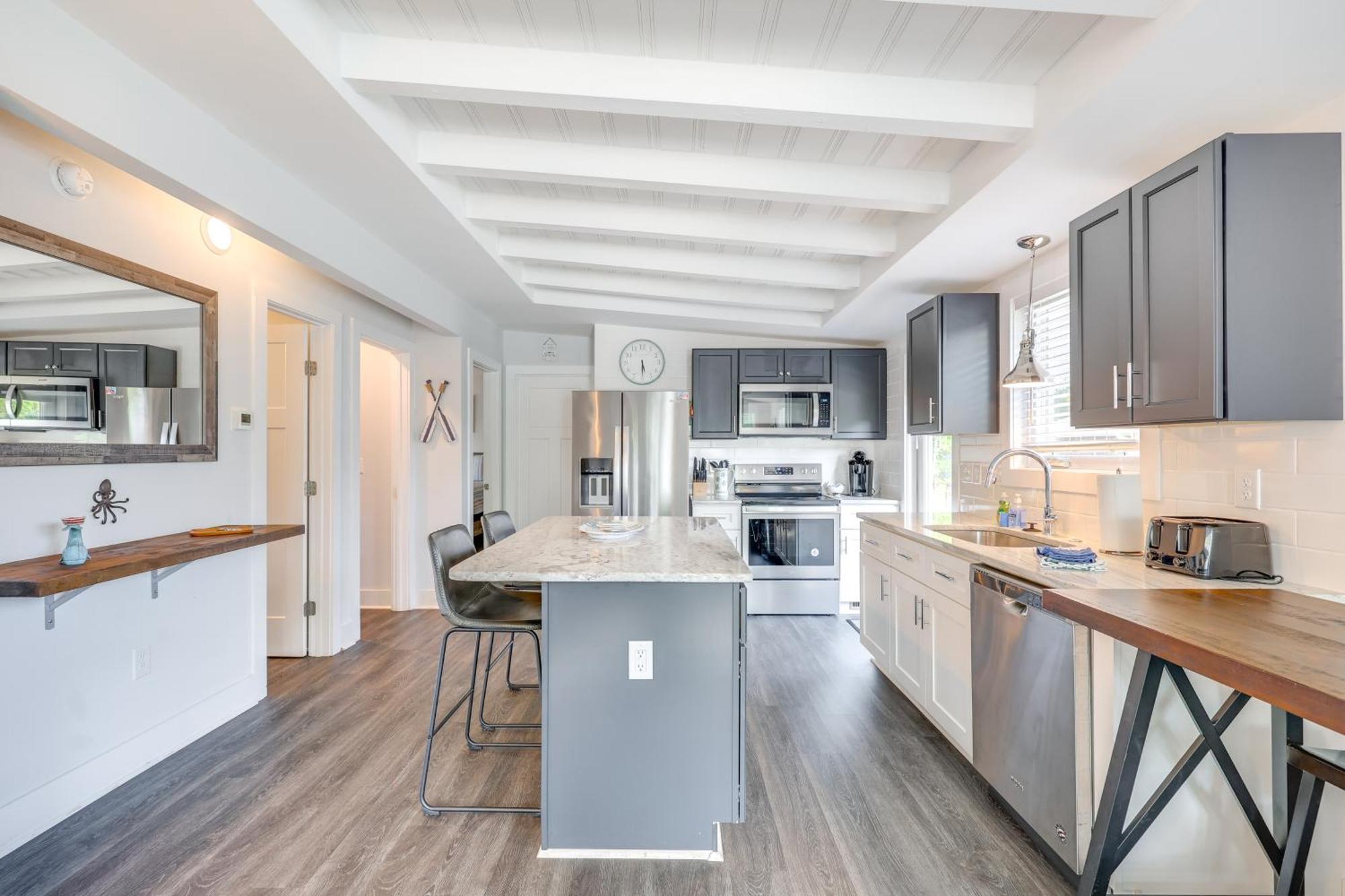 Modern Oak Island Escape 1 Mile To Long Beach! Exterior photo